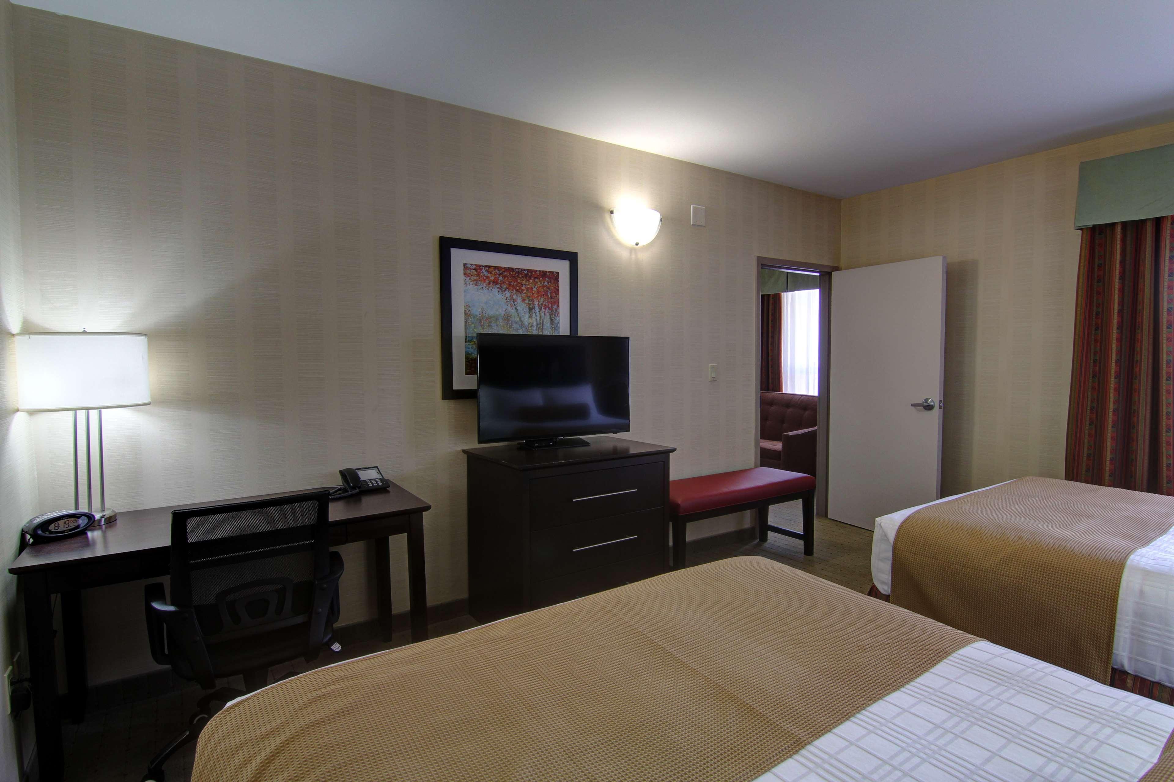 Best Western Plus Bowmanville Exterior photo